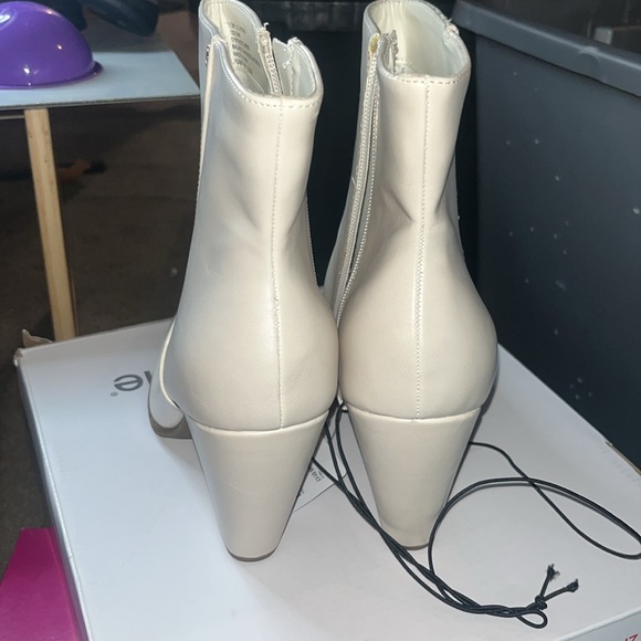 Liz Claiborne Utopia Cream Boots size 10 - Picture 4 of 4